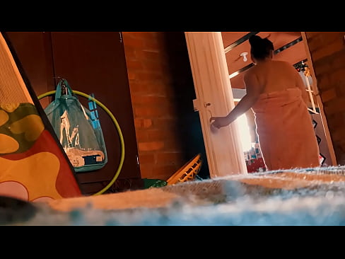 ❤️ Minu onu järgneb mulle duši alla, ta nabib mind, samal ajal kui ma duši all käin. ️❌ Super porno at us ❤